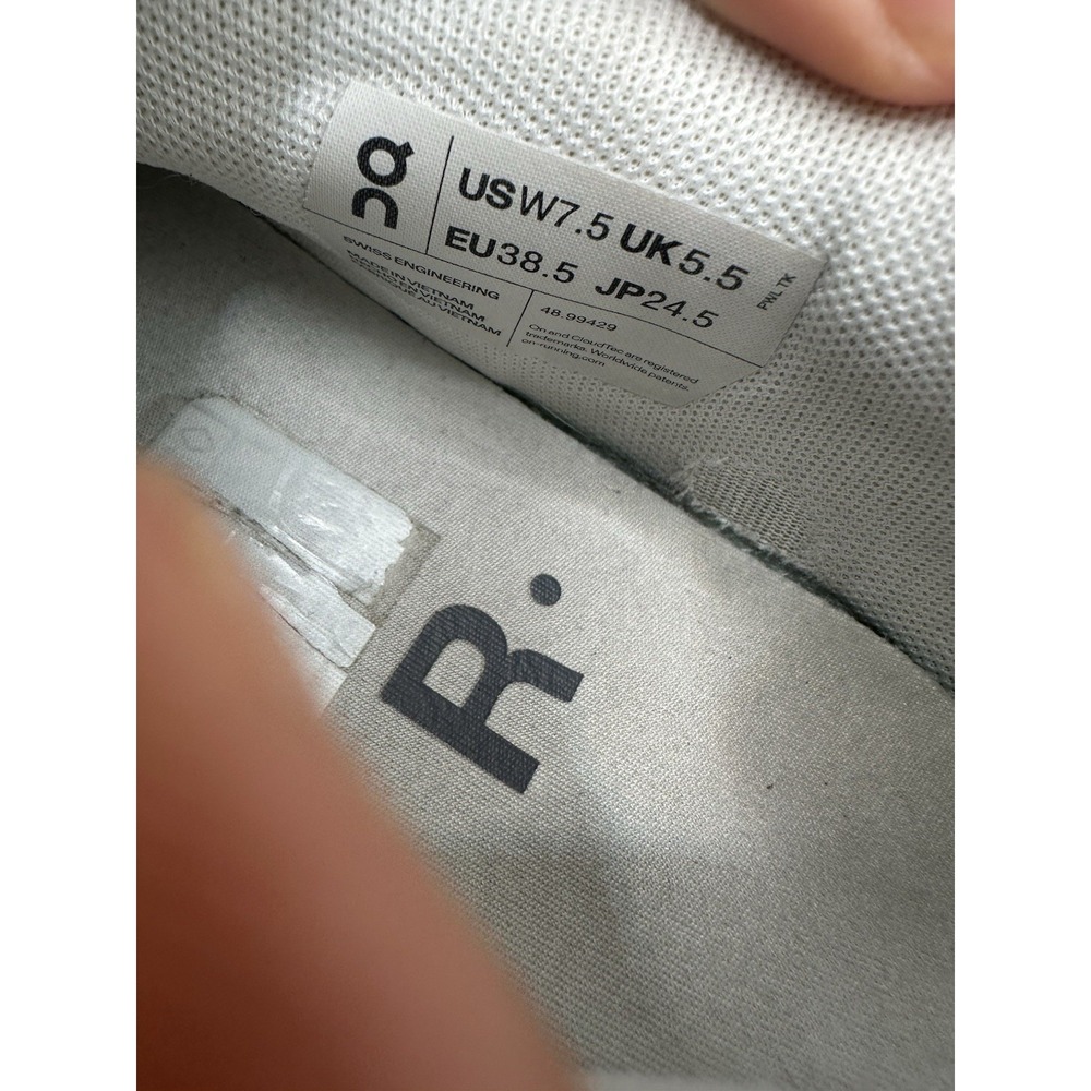Size 7.5 - On The Roger Clubhouse White/Cream - Picture 9 of 10